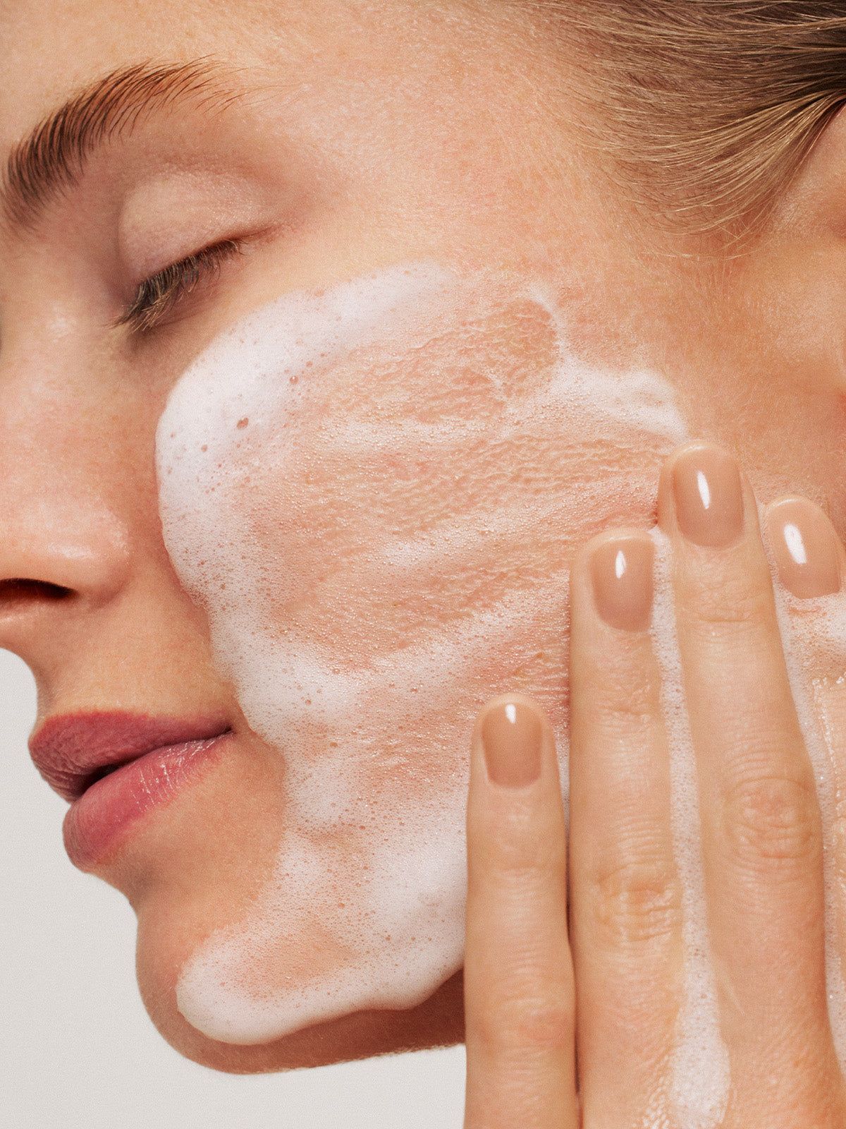 Cilt Temizliğinde Nem Desteği: Hyalüronik Asit Neden Önemlidir?